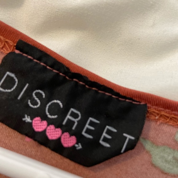 Floral Top With Gathered Sides - Picture 2 of 3